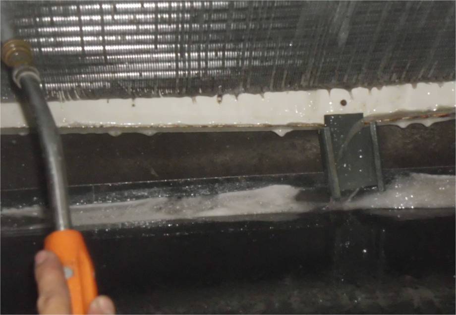 冷式箱型機保養藥洗過程(1)